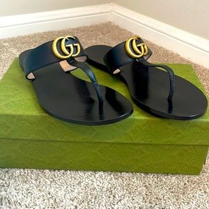 Gucci Leather thong sandal with Double G in color black. Size 39 (9 US)